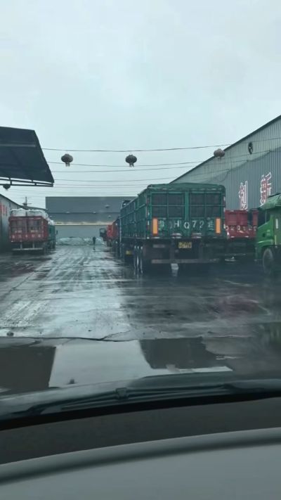 20多年有机肥厂家，下雨天也不耽误装车发货，用有机肥料选大厂家 做到了售前有服务，售后有保障。感谢每一位新老客户的支持与信任😃