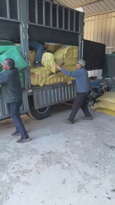 邢台发酵鸡粪，羊粪，有机肥正在卸车中