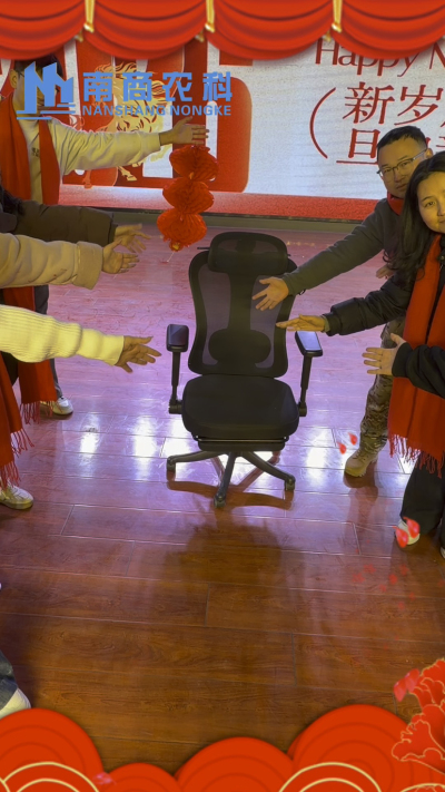 🎇 元旦快乐，温暖相伴 🎇时光匆匆，感恩 2025 年每一份支持与陪伴！从猪场到工厂，南商农科的成长，离不开每一位合作伙伴与家人的信赖！2026 年，我们将继续以贴心服务和硬核设备，陪您一路前行，养殖